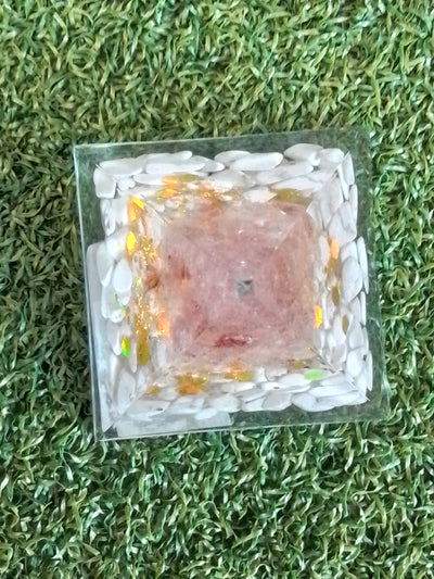 Orgonite Pyramid strawberry quartz and howlite